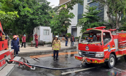 Mobil Pemadam Kebakaran Surabaya Terguling, 2 Anggota PMKP Syok - GenPI.co Jatim