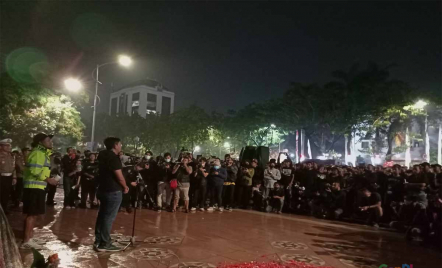Bonek dan Warga Tumpah Ruah di Tugu Pahlawan, Doa Bersama Korban Kanjuruhan - GenPI.co Jatim