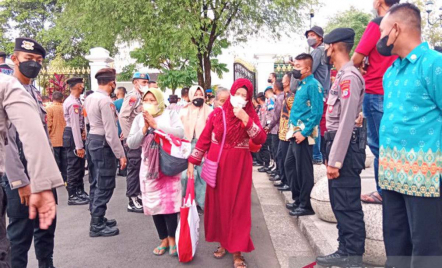 Lebaran di Yogyakarta, Jokowi Bagi-bagi Sembako ke Warga - GenPI.co Jogja