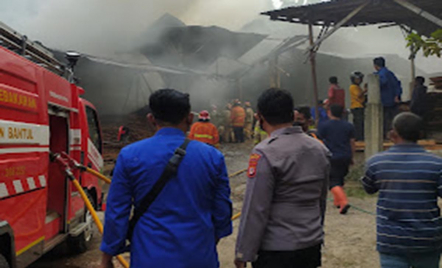 Pabrik Pengolahan Kayu di Bantul Terbakar, Kerugian Ratusan Juta - GenPI.co Jogja