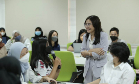 Prilly Latuconsina Ajari Mahasiswa UGM Bangun Citra Positif - GenPI.co Jogja