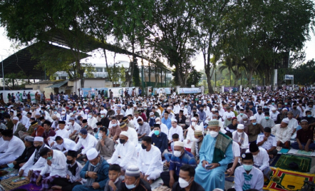 Ribuan Jemaah Salat Id Tumpah Ruah di Depan Kantor Wali Kota - GenPI.co Kalbar