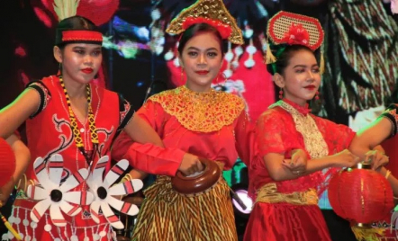 Festival Nusantara Gemilang Dimeriahkan Lomba Sumpit hingga Sape - GenPI.co Kalbar
