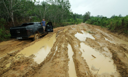 Jalan Ketungau Rusak Parah, Perusahaan Diminta Bantu Perbaiki - GenPI.co Kalbar
