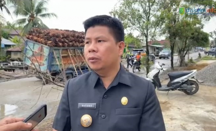 Geram, Satono Hadang Truk Pengangkut Sawit di Desa Dalam Kaum - GenPI.co Kalbar