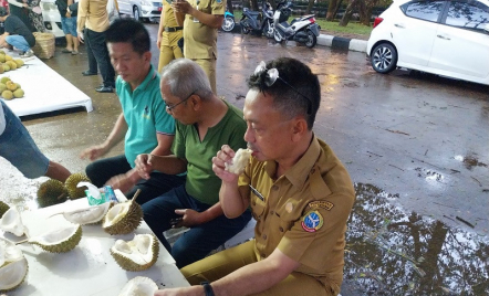 Banyak Diminati, Durian Jemongko Ludes Terjual - GenPI.co Kalbar