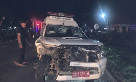 Penyebab Kecelakaan Ambulans-Tronton di Putussibau, Polisi: Jalan Sempit - GenPI.co Kalbar