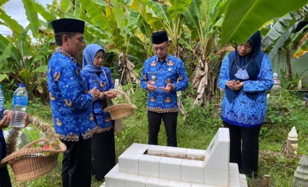 Kenang Jasa Pahlawan, Edi-Bahasan Ziarah ke Makam HM Suwignyo dan Atmo Umar - GenPI.co Kalbar