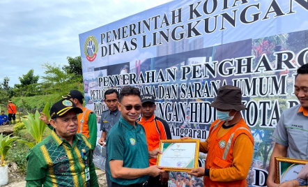 50 Petugas Kebersihan Kota Pontianak Berprestasi Terima Penghargaan - GenPI.co Kalbar