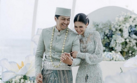 Menikah dengan Deva Mahenra, Mikha Tambayong Kenakan Busana Mendiang Sang Ibu - GenPI.co Kalbar