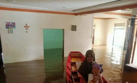 Banjir Rendam Rumah Sejak 1 Maret, Warga di Sejangkung Butuh Bantuan - GenPI.co Kalbar