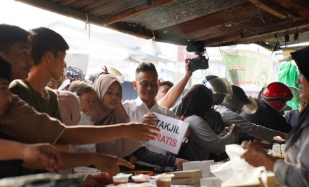 Aksi Edi Kamtono-Evan Hobby Makan Borong dan Gratiskan Takjil Dikerumuni Warga - GenPI.co Kalbar