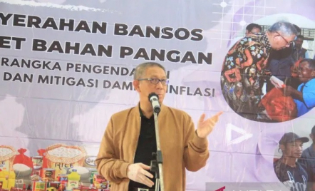 Kendalikan Inflasi, Sutarmidji Salurkan Bansos di Jongkat - GenPI.co Kalbar