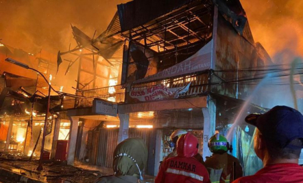 10 Ruko Hangus dalam Kebakaran di Pasar Sungai Durian Kota Sintang - GenPI.co Kalbar