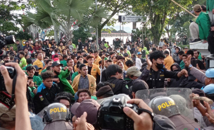 Demo Mahasiswa Kaltim Tolak Harga BBM Naik, Sempat Panas dengan Polisi - GenPI.co Kaltim