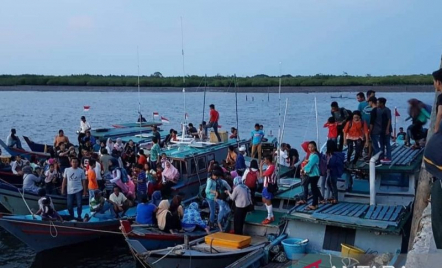 Cuaca Buruk Kapal Penyeberangan di Natuna Berrhenti Beroperasi - GenPI.co Kepri