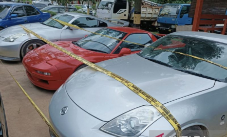 Polda Kepri Ungkap Penyelundupan Mobil Mewah Tanpa Dokumen - GenPI.co Kepri