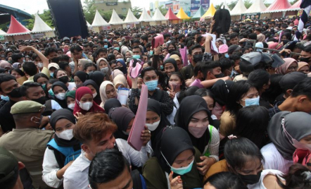 Ribuan Orang Berdesakan di Job Fair Batam, Kegiatan Dievaluasi - GenPI.co Kepri