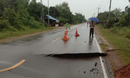Hujan Deras, Jalan di Pulau Penyangga Batam Amblas 2 Meter - GenPI.co Kepri