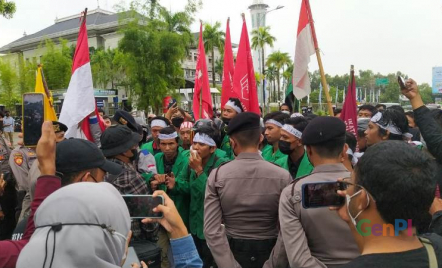 Demo Mahasiswa di Batam Diwarnai Bentrok dengan Polisi - GenPI.co Kepri