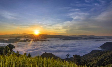 Lokasi Paralayang Terbaik, Negeri di Atas Awan Desa Mantar - GenPI.co NTB