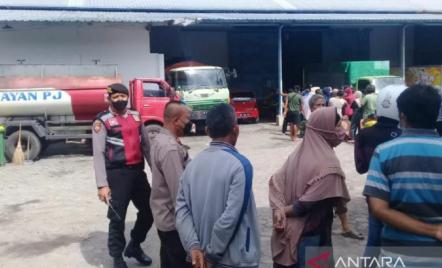 Polisi Kawal Warga di Mataram Beli Minyak Goreng Curah, Kenapa? - GenPI.co NTB