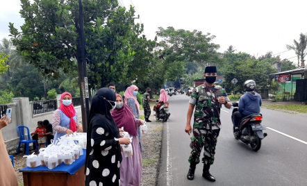 Ramadan, Jajaran Kodim Loteng Bagikan Takjil - GenPI.co NTB