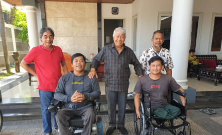 Rachmat Hidayat PDIP Beri Kursi Roda untuk Musisi Difabel - GenPI.co NTB
