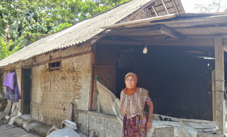 Kisah Warga Miskin di Lombok Tengah: Rumah Reyot, Cuaca Buruk Ngungsi ke Tetangga - GenPI.co NTB