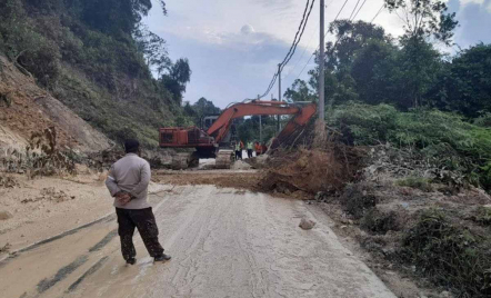 Hujan Lebat, Jalur Lintas Sumatera Barat ke Riau Longsor - GenPI.co Riau