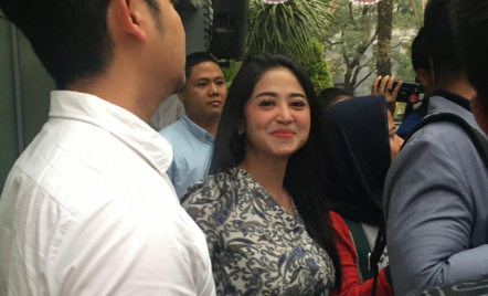 Dewi Perssik Ungkap Dirinya Tak Pernah Pacaran dengan Rian Ibram - GenPI.co Riau