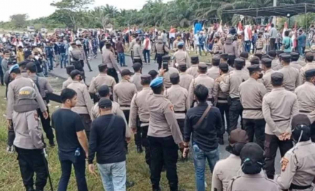 Ricuh! Massa Penolakan Eksekusi Lahan di Siak Bakar Ban - GenPI.co Riau