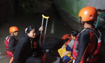 Banjir di Pekanbaru, Tim Basarnas Lakukan Evakuasi Balita - GenPI.co Riau