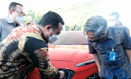 Pro Jokowi, Gubernur Sulsel Pakai Mobil Listrik untuk Kerja - GenPI.co Sulsel