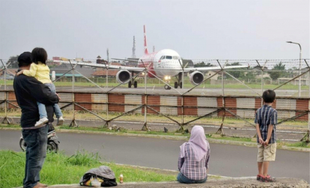 Pendaratan Pesawat Terbang dari Makassar Dialihkan, Ini Sebabnya - GenPI.co Sulsel