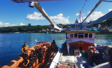 Detik-Detik Kapal Nelayan Dievakuasi Basarnas di Perairan Busel - GenPI.co Sultra