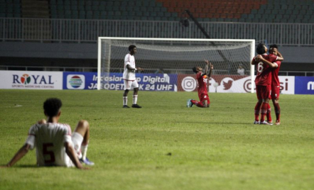 Timnya Kalah 2-3, Pelatih UEA Salahkan Kondisi Rumput Stadion Pakansari - GenPI.co Sumsel