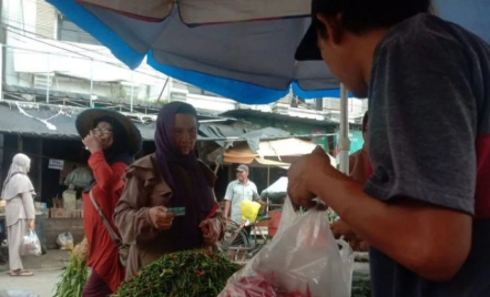 Pedagang di OKU Keluhkan Harga Cabai Merah Keriting Meroket - GenPI.co Sumsel