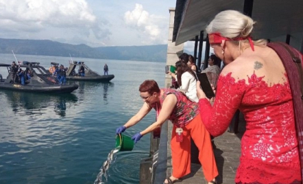 Delegasi W20 Summit Tabur Benih Ikan di Danau Toba - GenPI.co Sumut