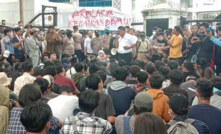 Demo BBM, Mahasiswa di Sumut Cari Fraksi PDI Perjuangan - GenPI.co Sumut