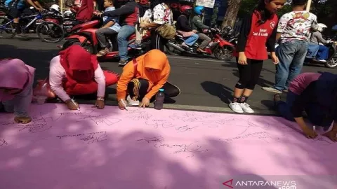 Aksi Potong Rambut Dukung Gibran Rakabuming Maju Pilkada Solo - GenPI.co