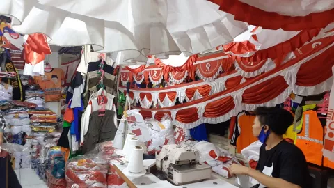 Berburu Bendera Merah Putih Murah di Pasar Senen  - GenPI.co