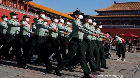 Terlibat Korupsi, 19 Polisi China Dipecat Tidak Hormat - GenPI.co