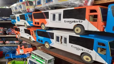 Ingin Punya Bus TransJakarta? Coba Beli di sini - GenPI.co