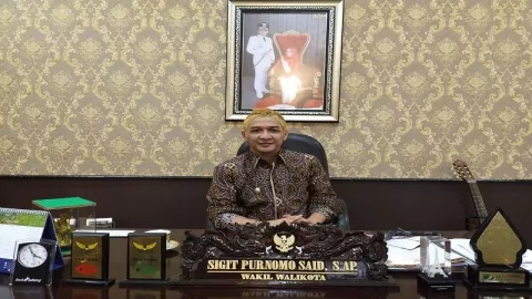 Pasha Ungu, Wakil Wali Kota Palu Nyentrik Rambutnya Dicat Pirang - GenPI.co