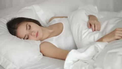 3 Posisi Tidur yang Baik Wajib Kamu Ketahui - GenPI.co