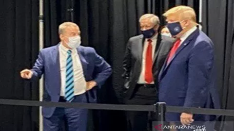 Donald Trump Pakai Masker, Takut Kena Virus Corona - GenPI.co