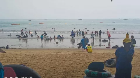 New Normal, Pantai Carita Mulai Diserbu Wisatawan - GenPI.co