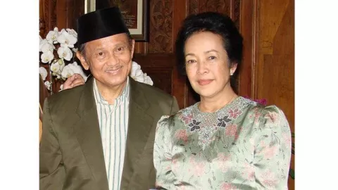 Intip Puisi Pak Habibie Untuk Ainun: Nelangsa Setengah Mati - GenPI.co