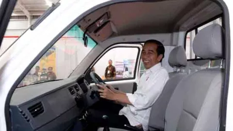 Jokowi Tersenyum Lebar di Balik Kemudi Mobil Esemka - GenPI.co